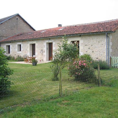 La Fermette Aux Lamas Savigny-Lévescault Exterior photo
