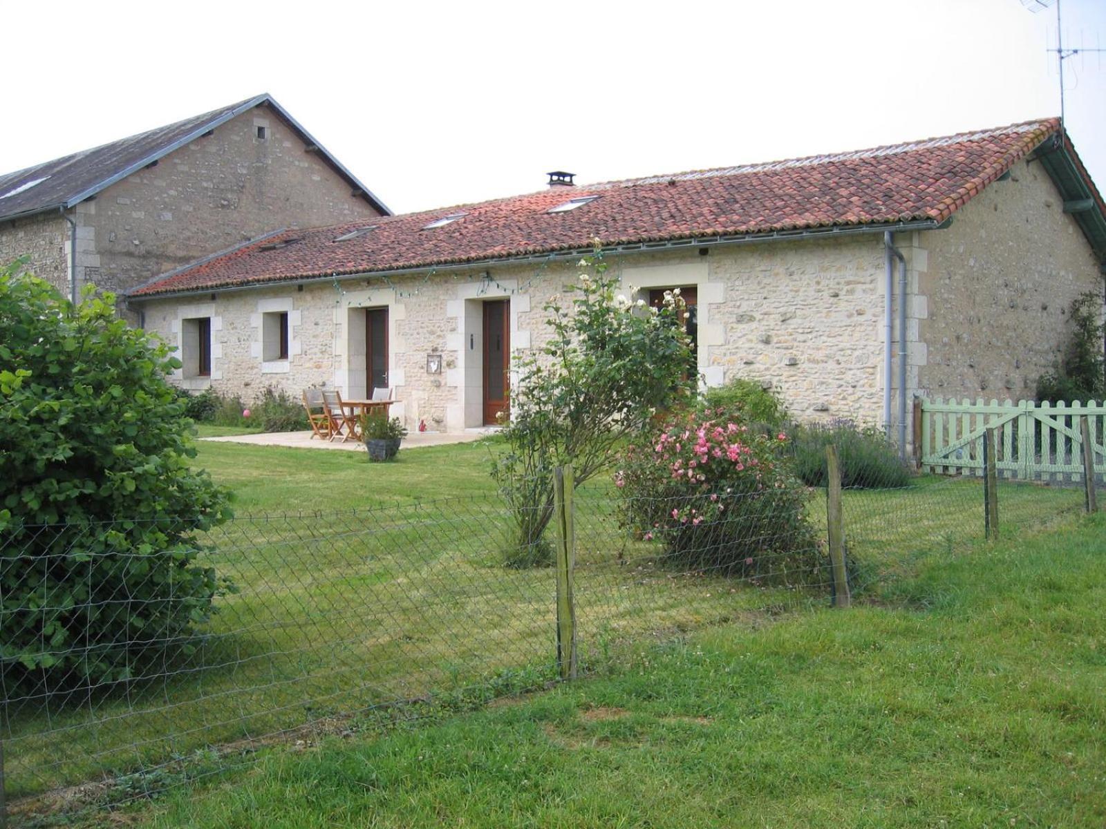 La Fermette Aux Lamas Savigny-Lévescault Exterior photo